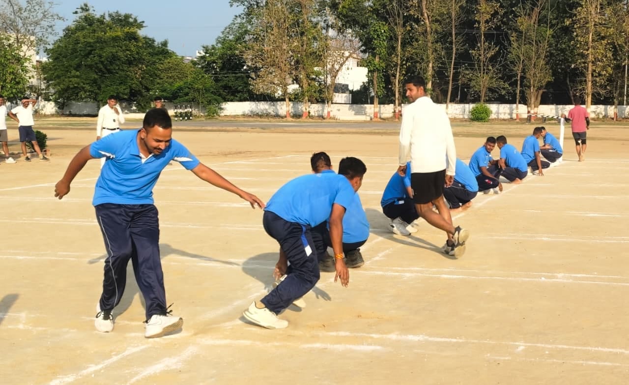 पुलिस में एथलेटिक्स प्रतियोगिता के दौरान कबड्डी खेलते पुलिस के जवान। स्रोत: मीडिया सेल