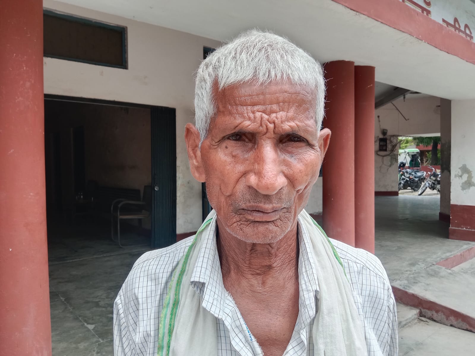 पलिया सहकारी गन्ना विकास समिति में खाद के लिए प्रदर्शन करते किसान। संवाद पलिया सहकारी गन्ना विकास समिति में खाद के लिए प्रदर्शन करते किसान। संवाद