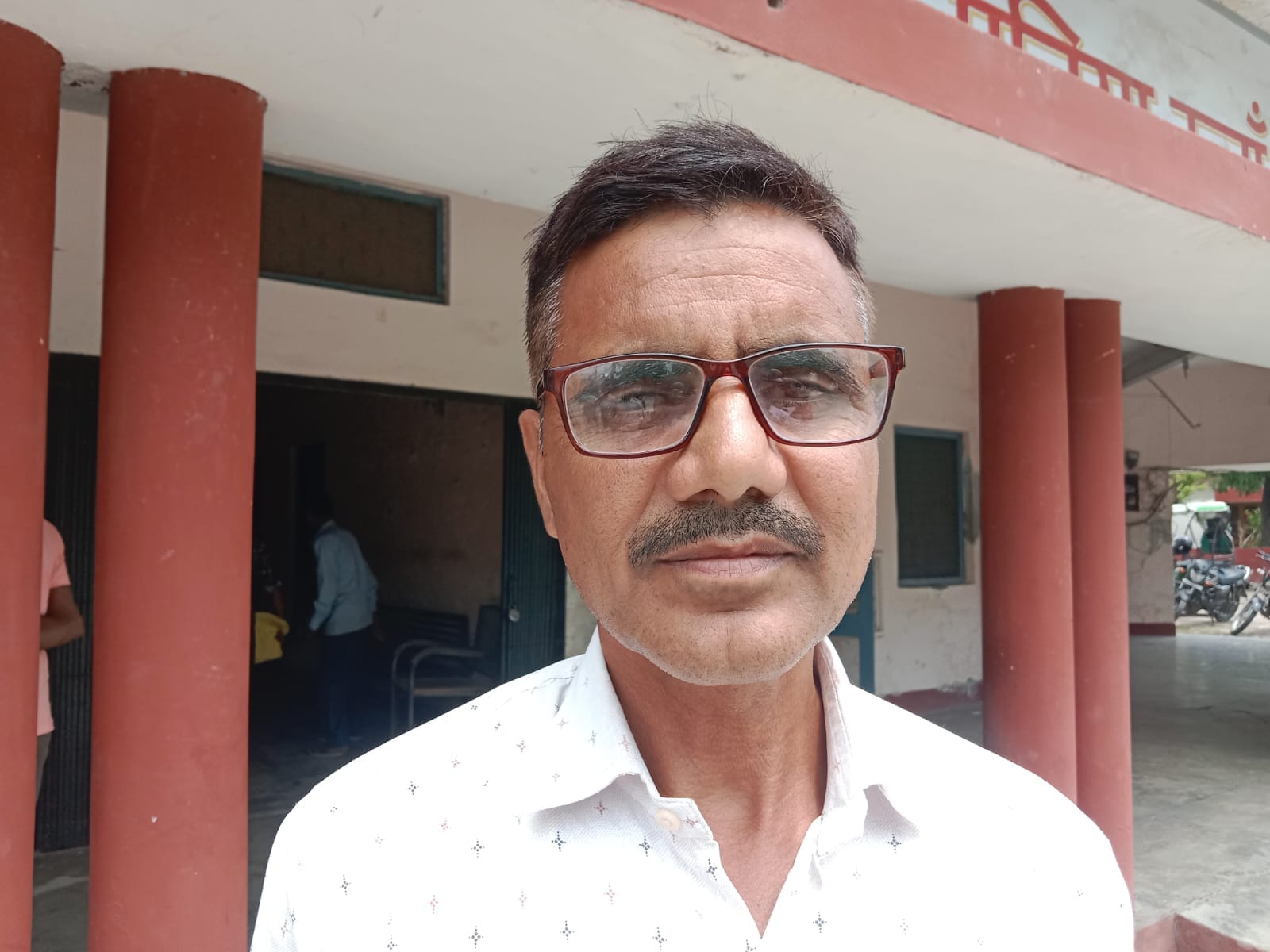 पलिया सहकारी गन्ना विकास समिति में खाद के लिए प्रदर्शन करते किसान। संवाद पलिया सहकारी गन्ना विकास समिति में खाद के लिए प्रदर्शन करते किसान। संवाद