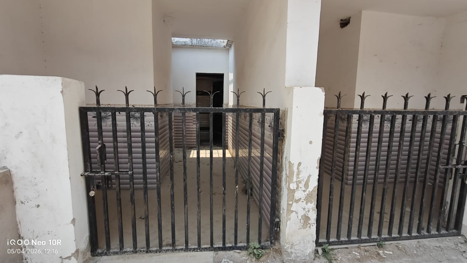 प्राइवेट बस स्टैंड परिसर में लगा वाटर कूलर के टोटियों से नहीं निकल रहा पानी। संवाद