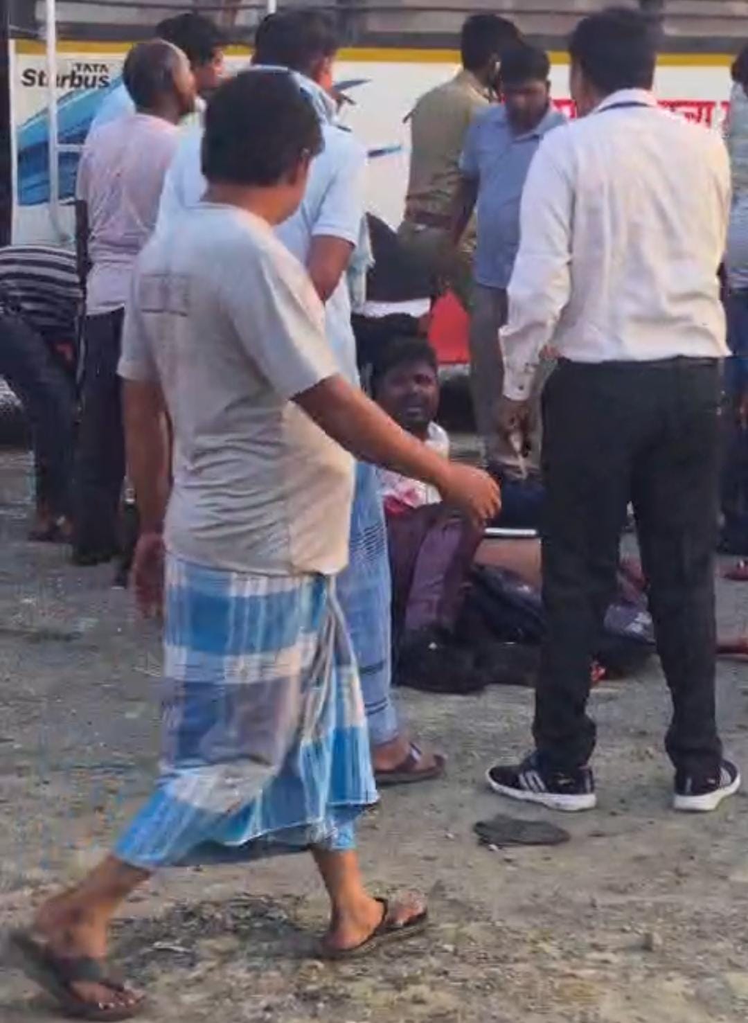पटहेरिया चौराहे पर दुर्घटना के बाद रोड़ पर खड़ी बस।संवाद