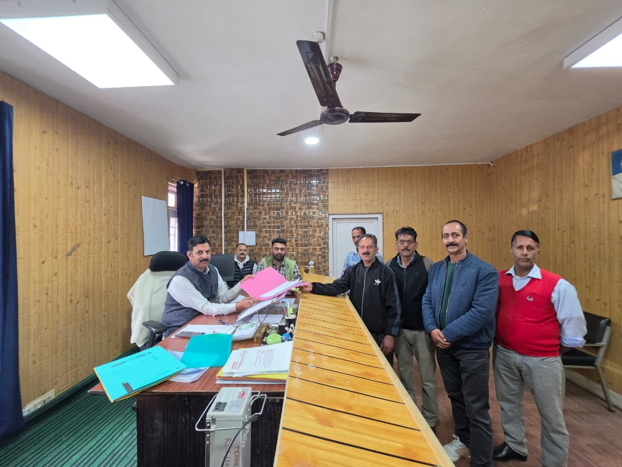 रोहडू में खशाधार जिला परिषद वार्ड से नामांकन भरते हुए। संवाद