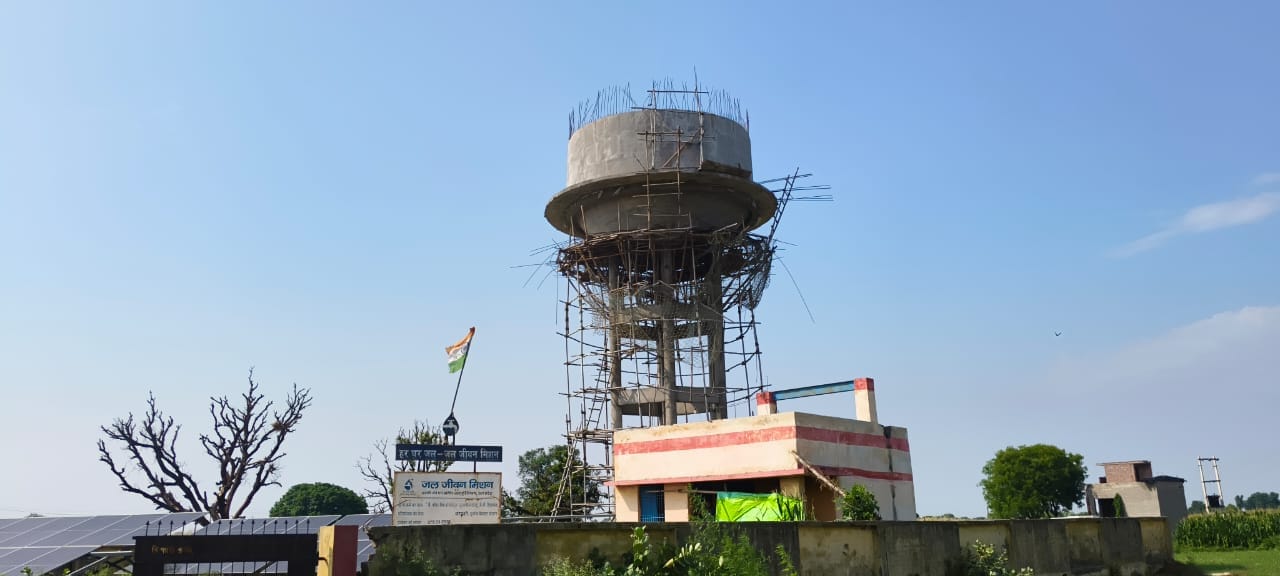 सकीट  के गांव नौरंगाबाद में अधूरा पड़ा ओवरहेड टैंक। संवाद
