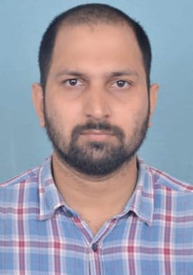 सदर क्षेत्र के भंगवा गांव में पुस्तकालय के उद्घाटन के दौरान बच्चों से बातचीत करते विधायक राजेंद