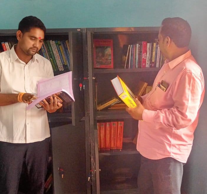 सदर क्षेत्र के भंगवा गांव में पुस्तकालय के उद्घाटन के दौरान बच्चों से बातचीत करते विधायक राजेंद
