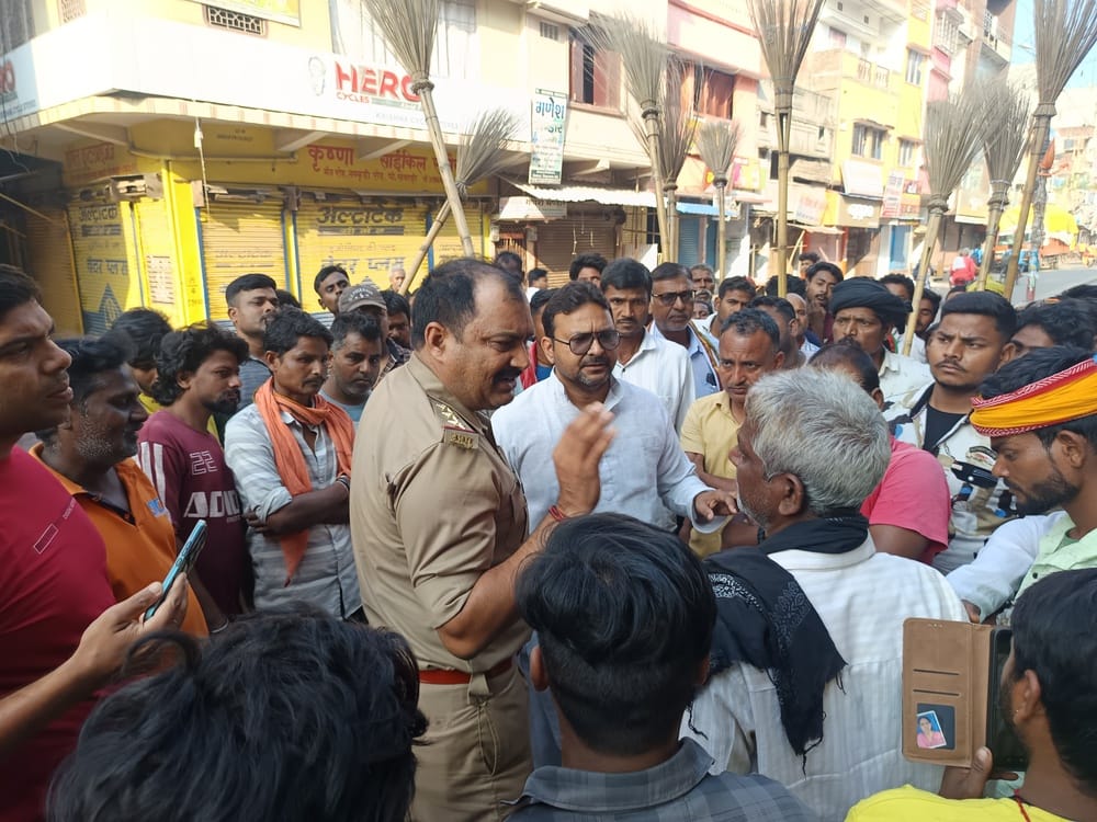 सेवरही में प्रदर्शन करते नगर पंचायत के सफाईकर्मी।संवाद सेवरही में प्रदर्शन करते नगर पंचायत के सफाईकर्मी।संवाद