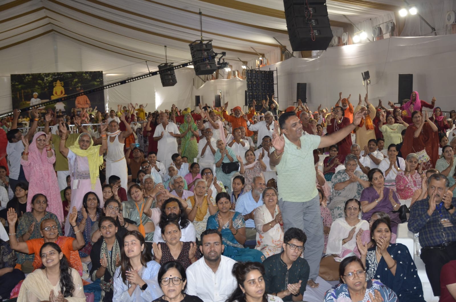 शुक तीर्थ श्रीराम कथा में कथा व्यास मोरारी बापू के आगमन पर श्रद्धालु मंत्र उच्चारण करते हुए। सं