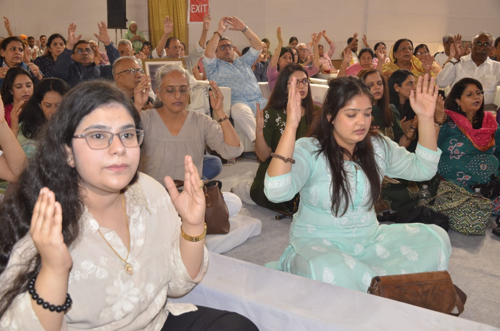 शुक तीर्थ श्रीराम कथा में कथा व्यास मोरारी बापू के आगमन पर श्रद्धालु मंत्र उच्चारण करते हुए। सं