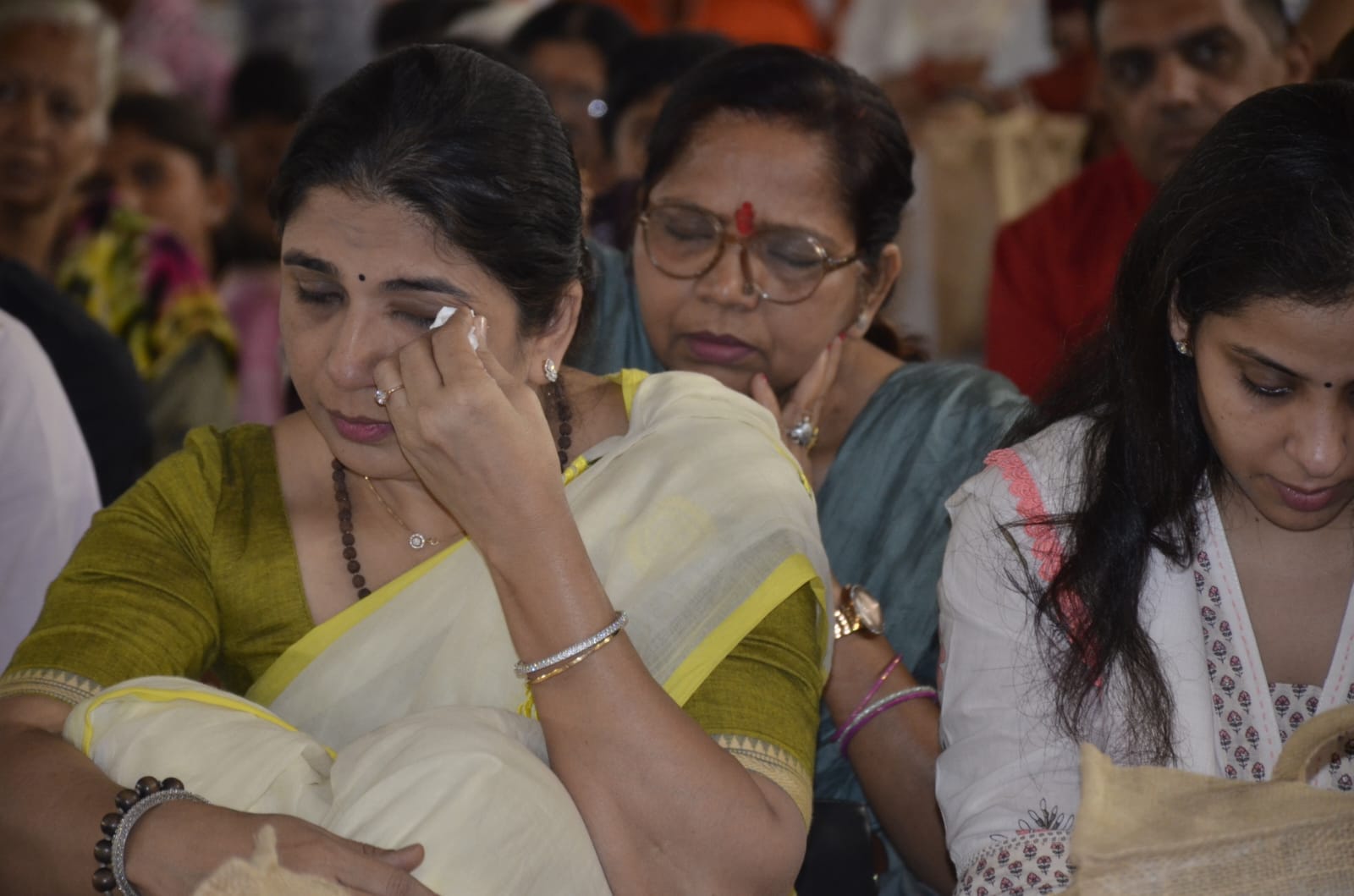 शुक तीर्थ श्रीराम कथा में कथा व्यास मोरारी बापू के आगमन पर श्रद्धालु मंत्र उच्चारण करते हुए। सं