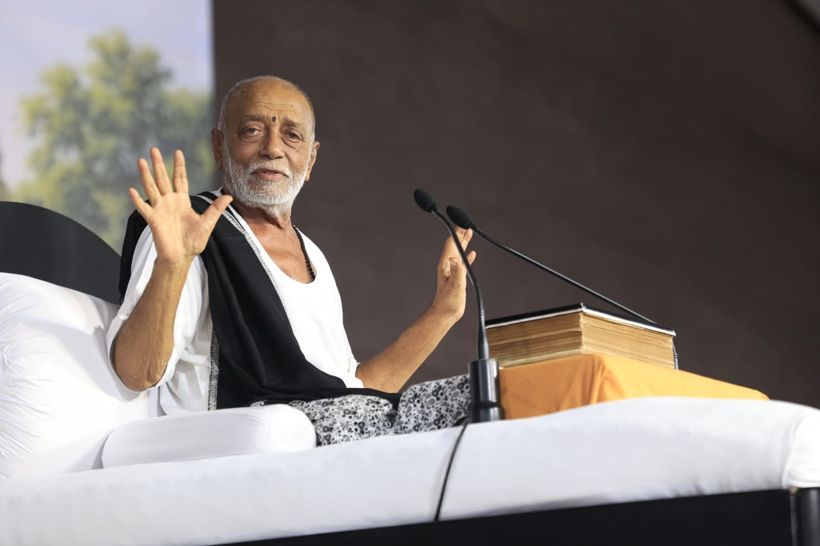 शुक तीर्थ श्रीराम कथा में कथा व्यास मोरारी बापू के आगमन पर श्रद्धालु मंत्र उच्चारण करते हुए। सं