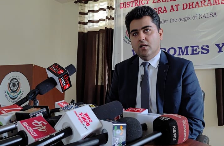 धर्मशाला में पत्रकार वार्ता करते हुए जिला विधिक सेवा प्राधिकारण के सचिव आर मिहुल शर्मा। अमर उ धर्मशाला में पत्रकार वार्ता करते हुए जिला विधिक सेवा प्राधिकारण के सचिव आर मिहुल शर्मा। अमर उ