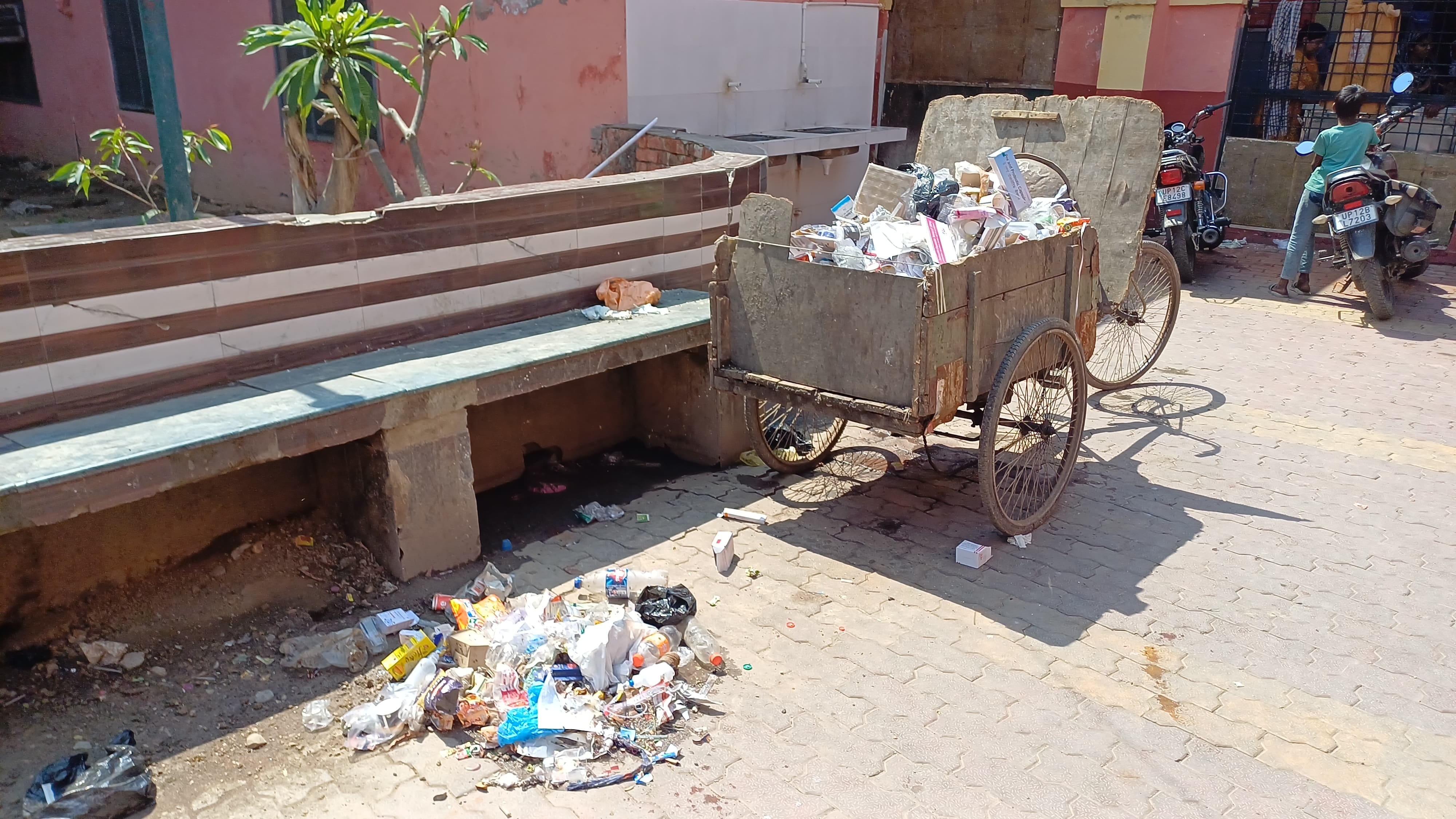 वेतन की मांग के लिए हड़ताल कर प्रदर्शन करते जिला चिकित्सालय के सफाई कर्मचारी। स्रोत- स्वयं