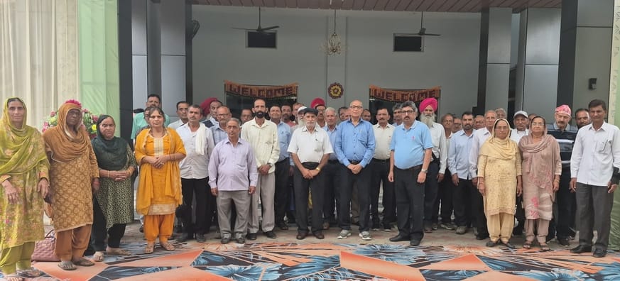 विद्युत बोर्ड पेंशनर्ज फोरम हिमाचल प्रदेश इकाई फतेहपुर की बैठक के दौरान सदस्य। स्रोत: फोरम