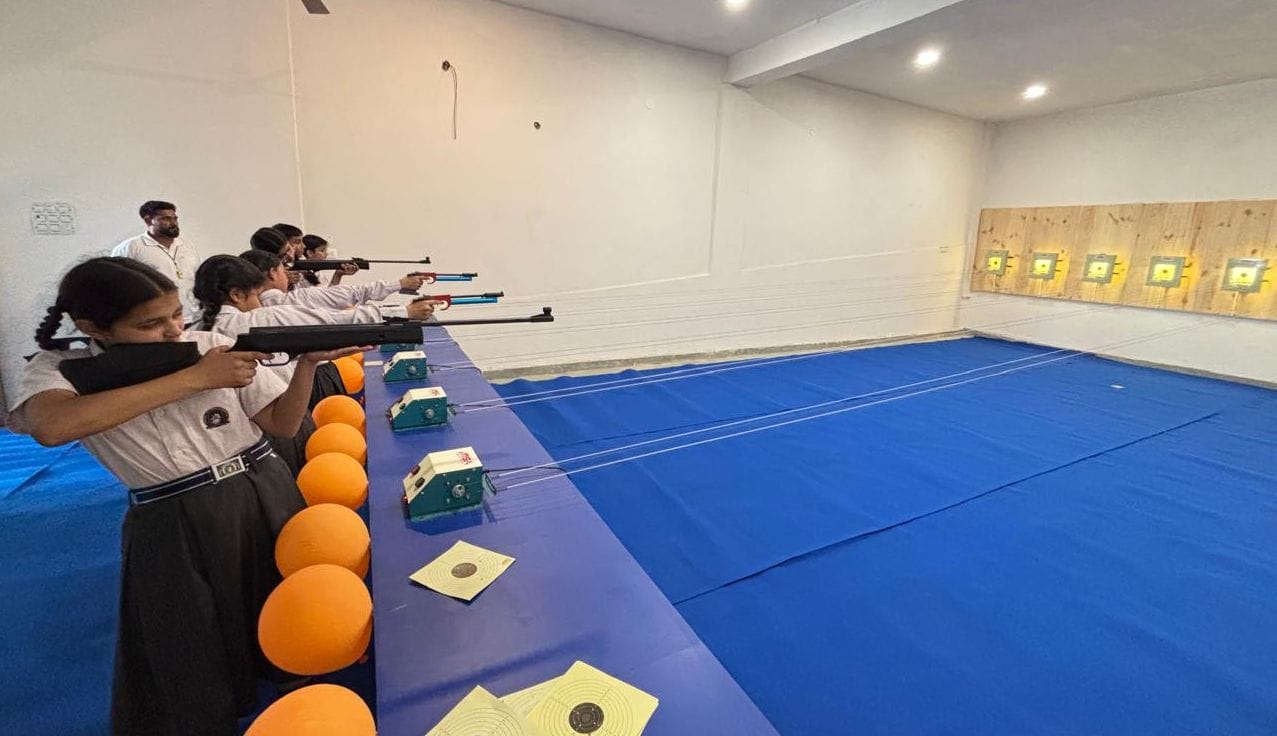 07जेएनडी11: तीरंदाजी करते हुए डीएसपी कलायत रोहताश कुमार । स्रोत संस्थान।