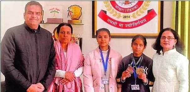 21 गांव की चौपाल में बैठे ग्रामीण। संवाद