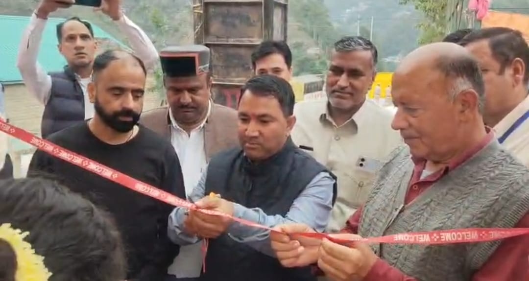 आनी मेले के शुभारंभ अवसर शोभायात्रा में भाग लेते लोग। संवाद आनी मेले के शुभारंभ अवसर शोभायात्रा में भाग लेते लोग। संवाद