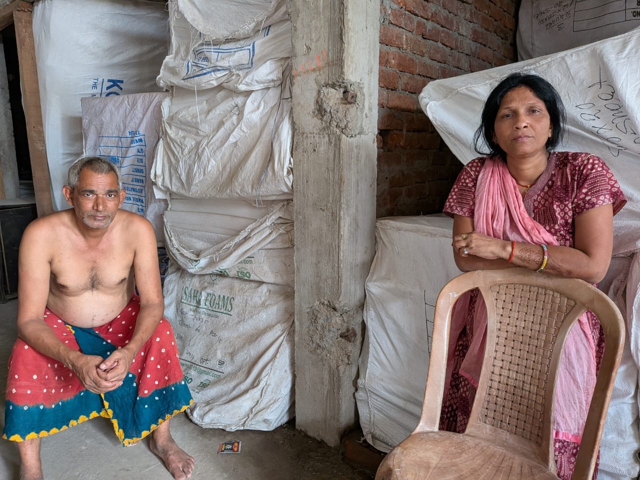 आतंकीय कृष्णा मिश्रा के घर पर बैठे मॉ और पिता।संवाद आतंकीय कृष्णा मिश्रा के घर पर बैठे मॉ और पिता।संवाद