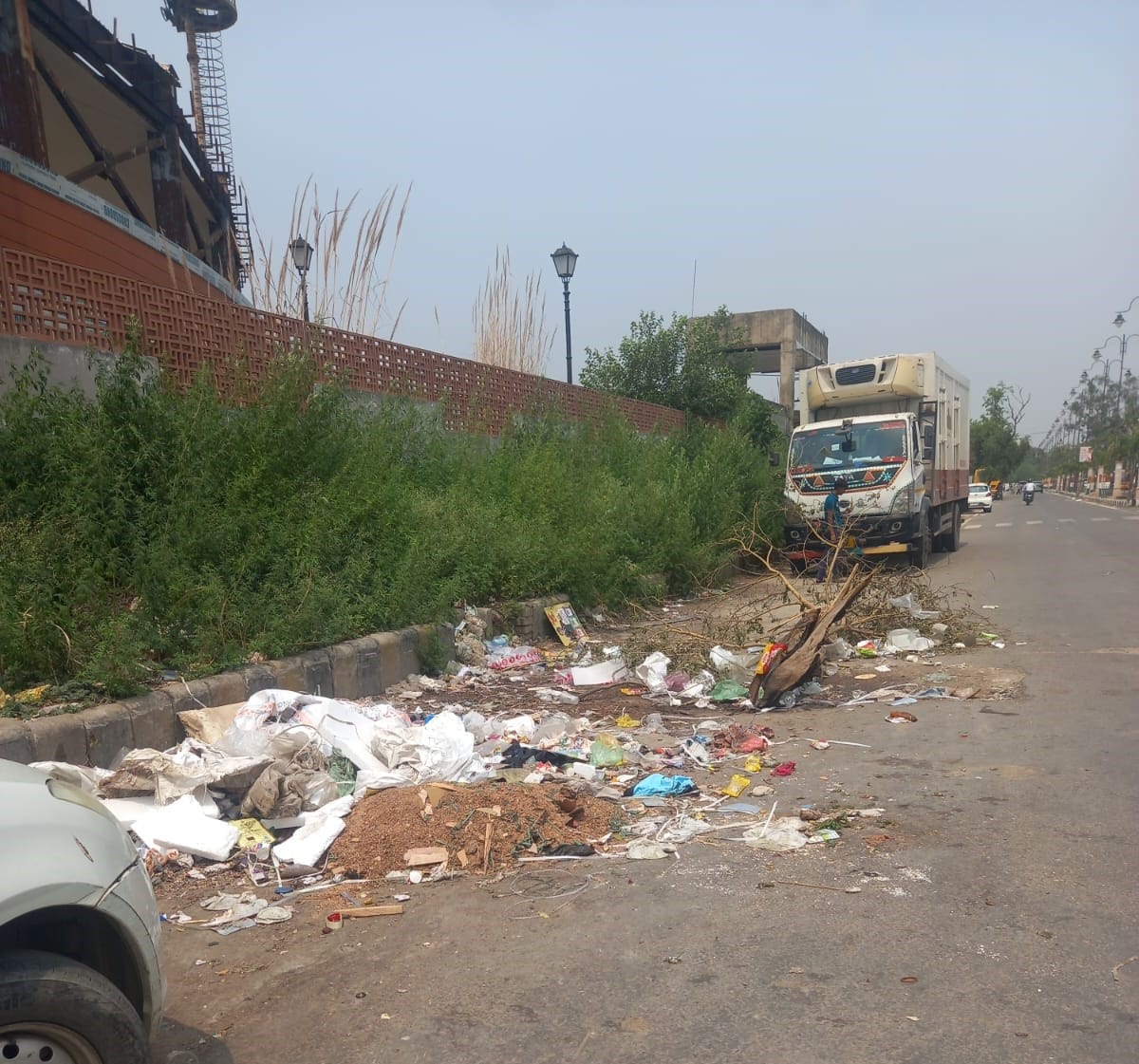 अंबाला छावनी में रामबाग रोड स्थित नई सब्जी मंडी में बाहर लगा गंदगी का ढेर। संवाद अंबाला छावनी में रामबाग रोड स्थित नई सब्जी मंडी में बाहर लगा गंदगी का ढेर। संवाद