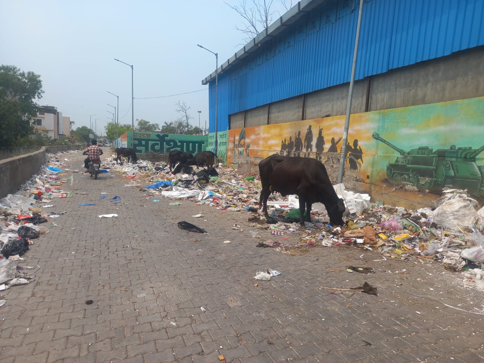 अंबाला छावनी में रामबाग रोड स्थित नई सब्जी मंडी में बाहर लगा गंदगी का ढेर। संवाद अंबाला छावनी में रामबाग रोड स्थित नई सब्जी मंडी में बाहर लगा गंदगी का ढेर। संवाद