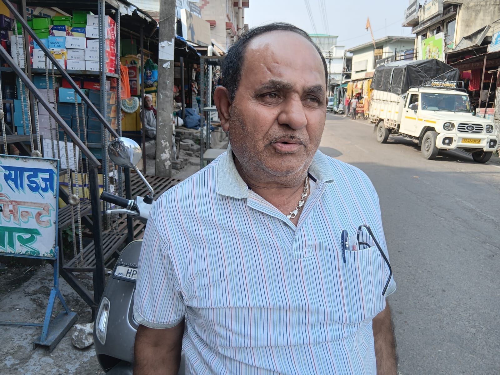 भोटा क्षेत्र में सड़कों पर घूम रहे लावारिस पशु। संवाद भोटा क्षेत्र में सड़कों पर घूम रहे लावारिस पशु। संवाद