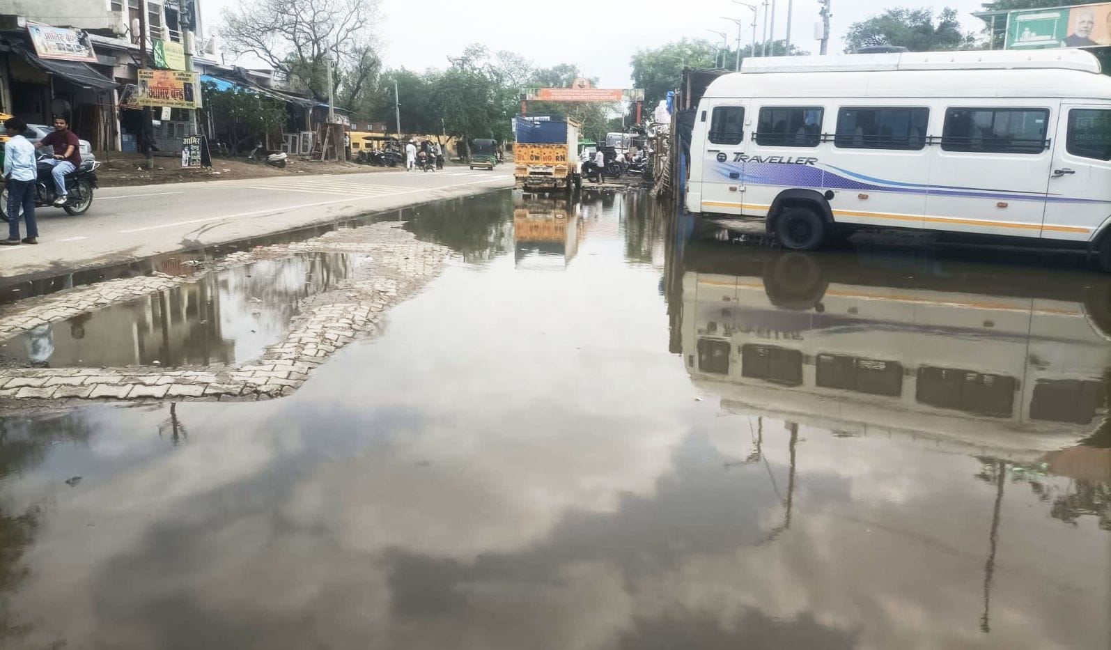 बिल्सी तहसील के मेन गेट पर भरा बारिश का पानी। संवाद बिल्सी तहसील के मेन गेट पर भरा बारिश का पानी। संवाद