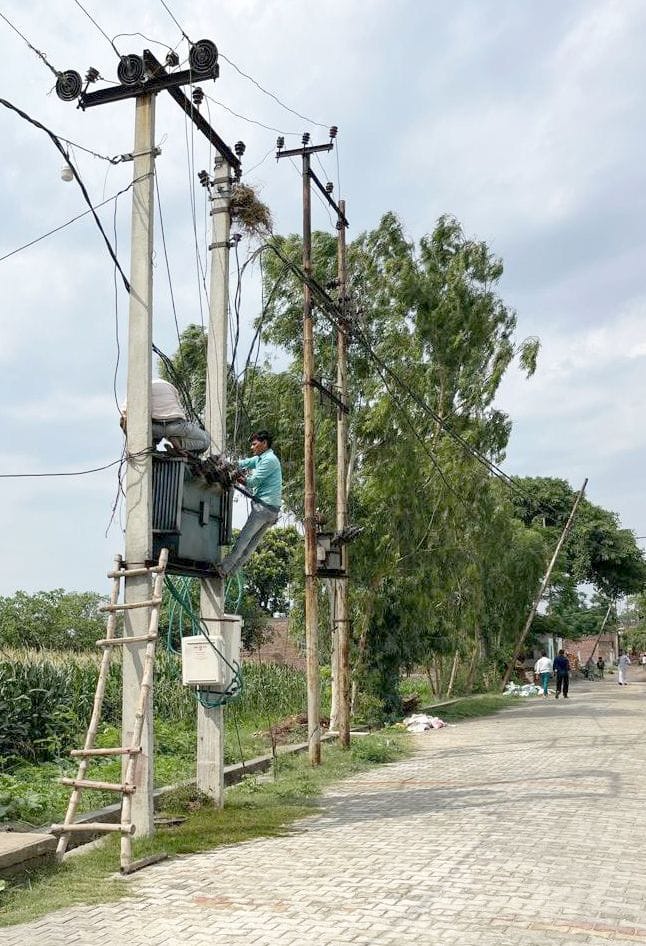 बिल्सी तहसील के मेन गेट पर भरा बारिश का पानी। संवाद बिल्सी तहसील के मेन गेट पर भरा बारिश का पानी। संवाद