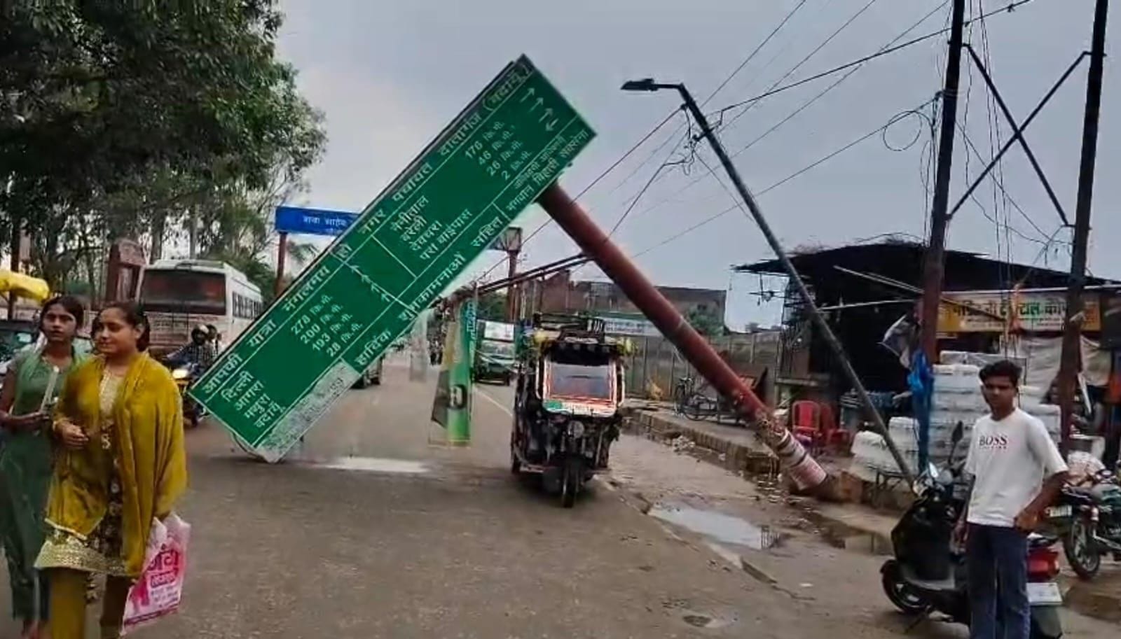 बिल्सी तहसील के मेन गेट पर भरा बारिश का पानी। संवाद बिल्सी तहसील के मेन गेट पर भरा बारिश का पानी। संवाद