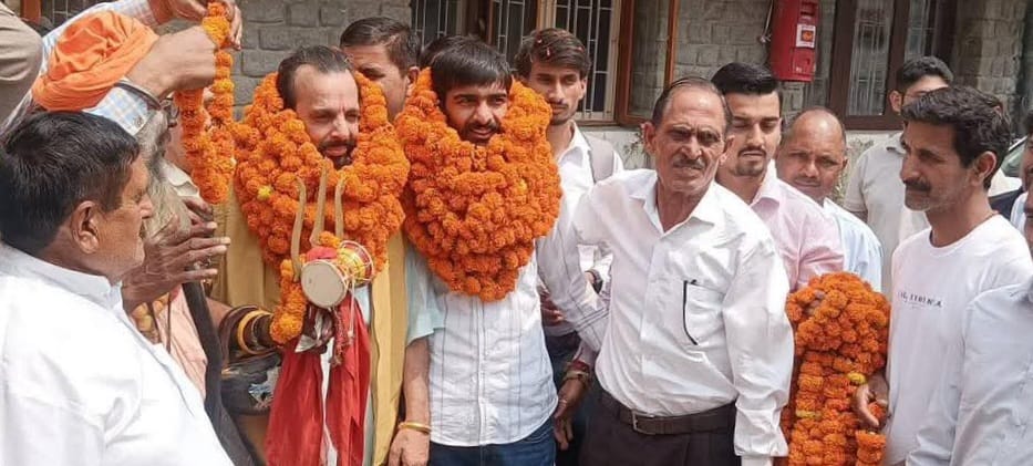 बड़सर में भाजपा समर्थित प्रत्याशी नामांकन करने के बाद विधायक इंद्रदत्त लखनपाल और समर्थकों के सा