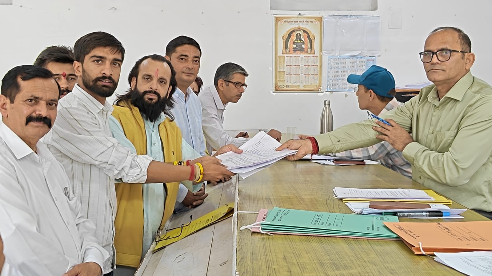 बड़सर में भाजपा समर्थित प्रत्याशी नामांकन करने के बाद विधायक इंद्रदत्त लखनपाल और समर्थकों के सा