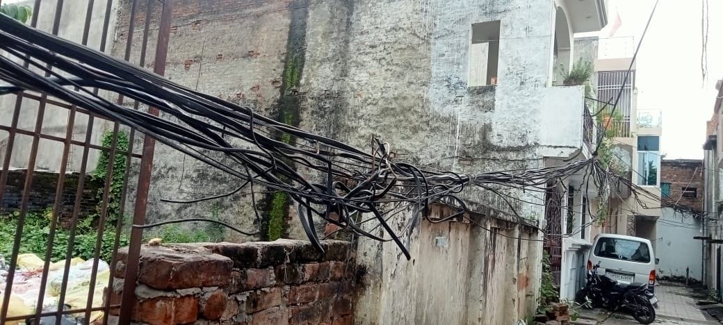 चिनहट बाजार स्थित प्राइमरी विद्यालय भवन के बगल से गुजर रहे खुले बिजली के तार। -संवाद चिनहट बाजार स्थित प्राइमरी विद्यालय भवन के बगल से गुजर रहे खुले बिजली के तार। -संवाद