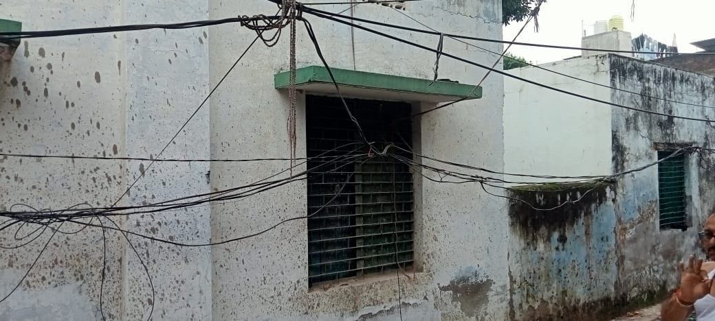 चिनहट बाजार स्थित प्राइमरी विद्यालय भवन के बगल से गुजर रहे खुले बिजली के तार। -संवाद चिनहट बाजार स्थित प्राइमरी विद्यालय भवन के बगल से गुजर रहे खुले बिजली के तार। -संवाद