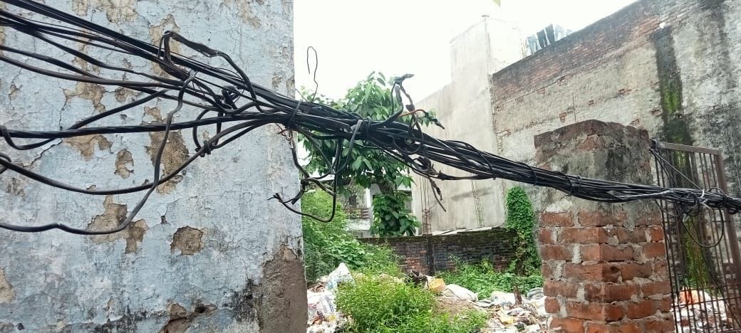 चिनहट बाजार स्थित प्राइमरी विद्यालय भवन के बगल से गुजर रहे खुले बिजली के तार। -संवाद चिनहट बाजार स्थित प्राइमरी विद्यालय भवन के बगल से गुजर रहे खुले बिजली के तार। -संवाद