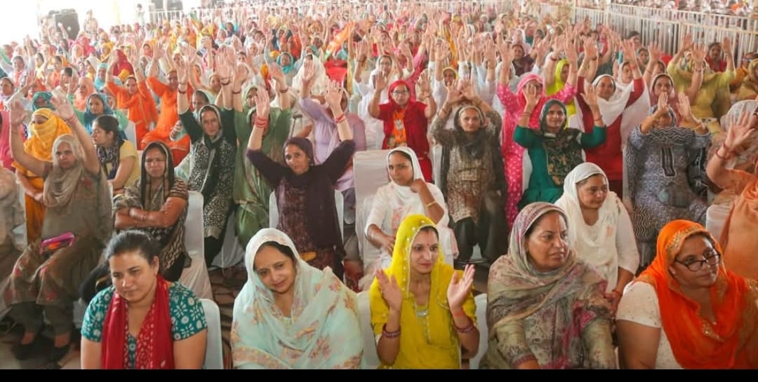 चुनावी सभा को संबोधित करते सीएम नायब सिंह सैनी व उपस्थित भीड़। दो फोटो,सर छोटूराम की मूर्ति देक चुनावी सभा को संबोधित करते सीएम नायब सिंह सैनी व उपस्थित भीड़। दो फोटो,सर छोटूराम की मूर्ति देक