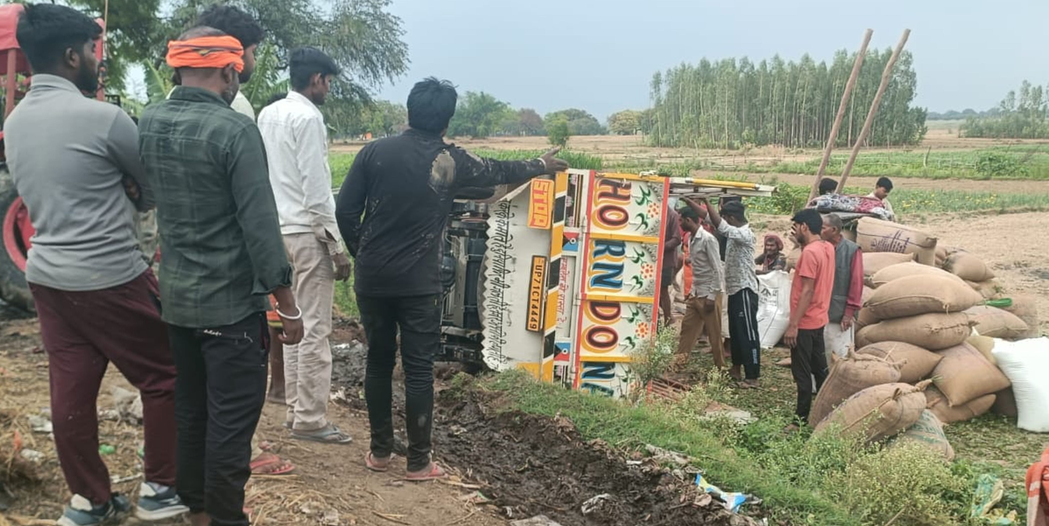 फोटो-06-कूड़े के ढेर में पलटी पिकअप देखते लोग। संवाद फोटो-06-कूड़े के ढेर में पलटी पिकअप देखते लोग। संवाद