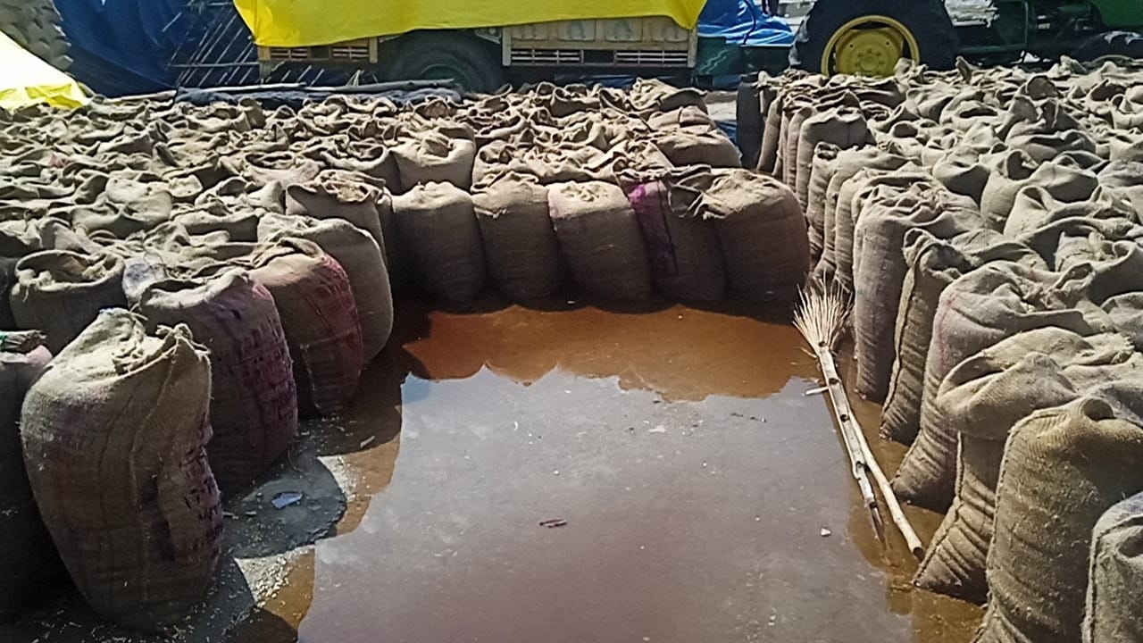 फोटो - 10 आटा विद्युत उपकेंद्र में ब्रेकर को ठीक करते कर्मचारी। संवाद फोटो - 10 आटा विद्युत उपकेंद्र में ब्रेकर को ठीक करते कर्मचारी। संवाद