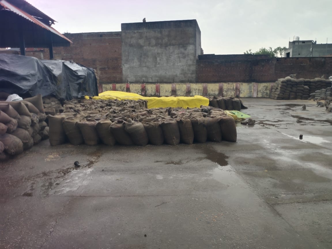 फोटो - 10 आटा विद्युत उपकेंद्र में ब्रेकर को ठीक करते कर्मचारी। संवाद फोटो - 10 आटा विद्युत उपकेंद्र में ब्रेकर को ठीक करते कर्मचारी। संवाद