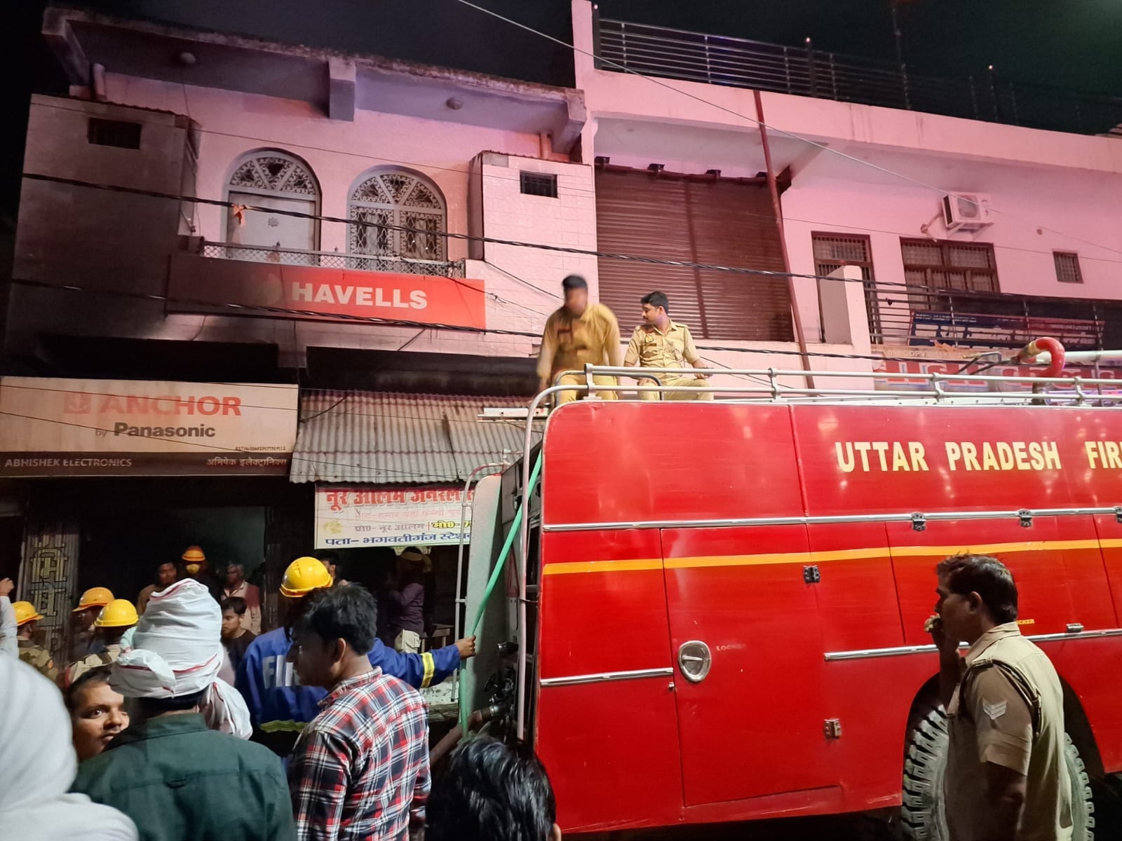 फोटो-10 - भगवती गंज में बृहस्पतिवार रात दुकान में उठतीं आग की लपटें। संवाद फोटो-10 - भगवती गंज में बृहस्पतिवार रात दुकान में उठतीं आग की लपटें। संवाद