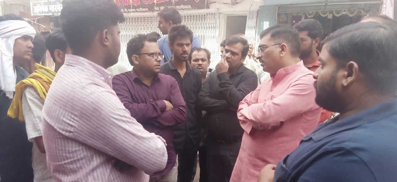 फोटो-10 - भगवती गंज में बृहस्पतिवार रात दुकान में उठतीं आग की लपटें। संवाद फोटो-10 - भगवती गंज में बृहस्पतिवार रात दुकान में उठतीं आग की लपटें। संवाद