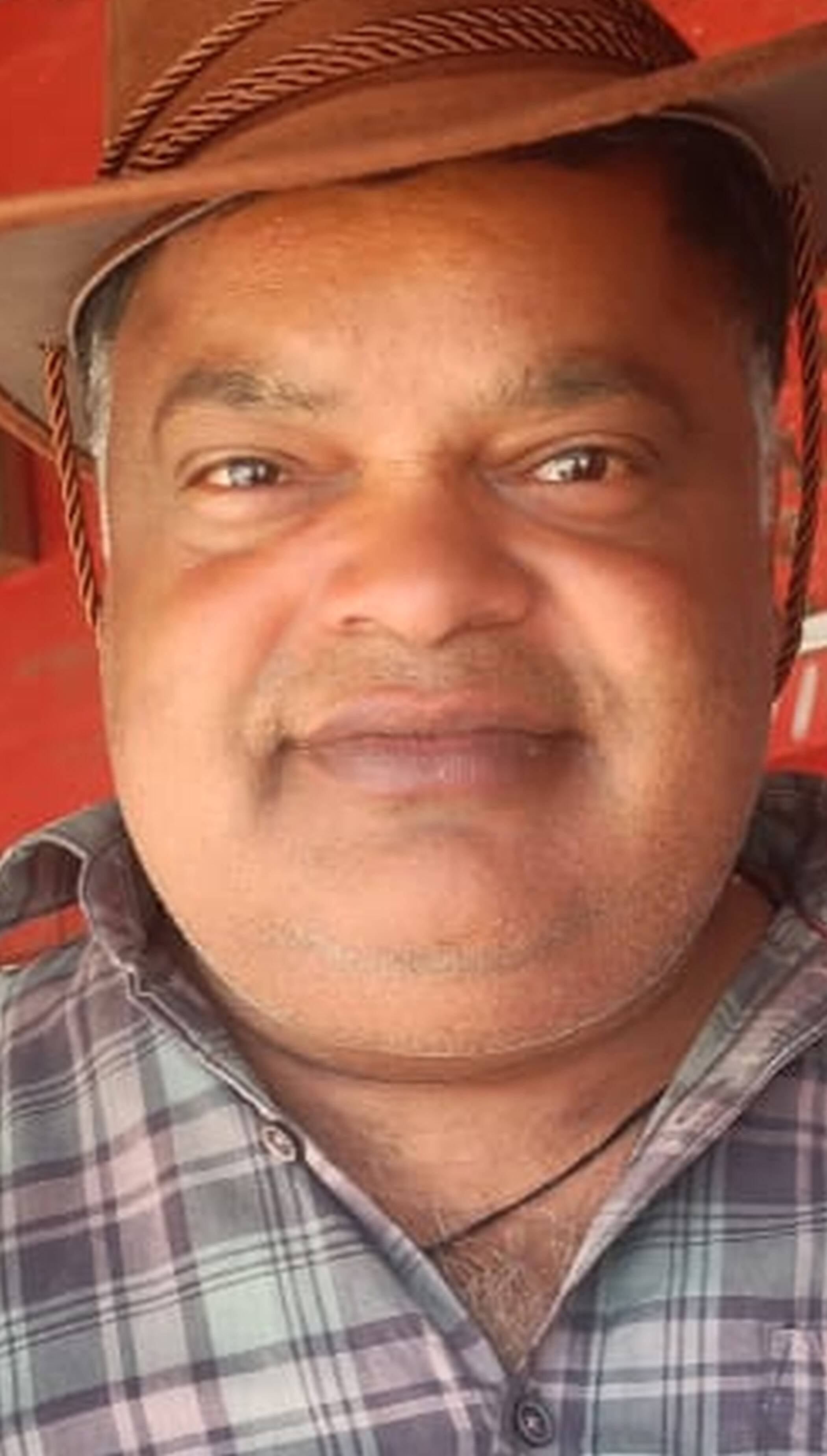 फोटो-14-गौरा-हरिजनपुर मार्ग पर बने गड्ढो में जलभराव के बीच निकलते राहगीर। संवाद