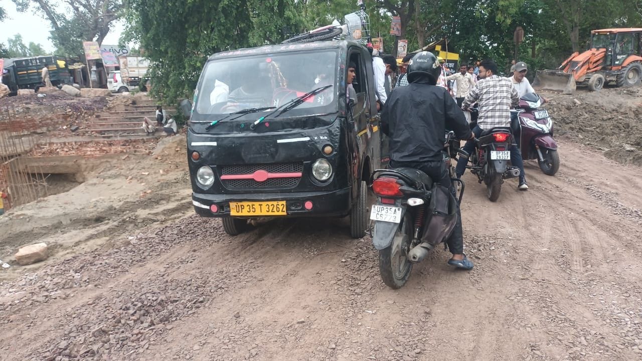 फोटो-17- दोस्तीनगर में निमार्णाधीन पुलिया के पास वैकल्पिक रास्ता बनाने का होता काम। संवाद फोटो-17- दोस्तीनगर में निमार्णाधीन पुलिया के पास वैकल्पिक रास्ता बनाने का होता काम। संवाद