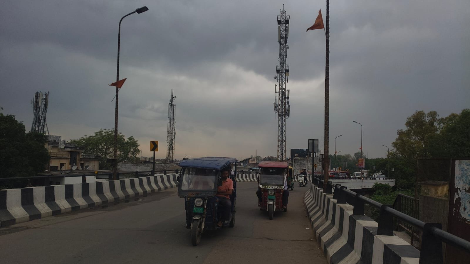 फोटो-20-बारिश के दौरान छाता लगाकर बच्ची के साथ जाती महिला। संवाद फोटो-20-बारिश के दौरान छाता लगाकर बच्ची के साथ जाती महिला। संवाद