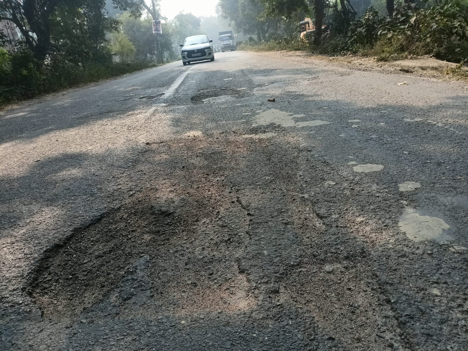फोटो-31-गंगा एक्सप्रेसवे के अंडरपास में डामरीकरण न होने से फैली गिट्टी। संवाद फोटो-31-गंगा एक्सप्रेसवे के अंडरपास में डामरीकरण न होने से फैली गिट्टी। संवाद