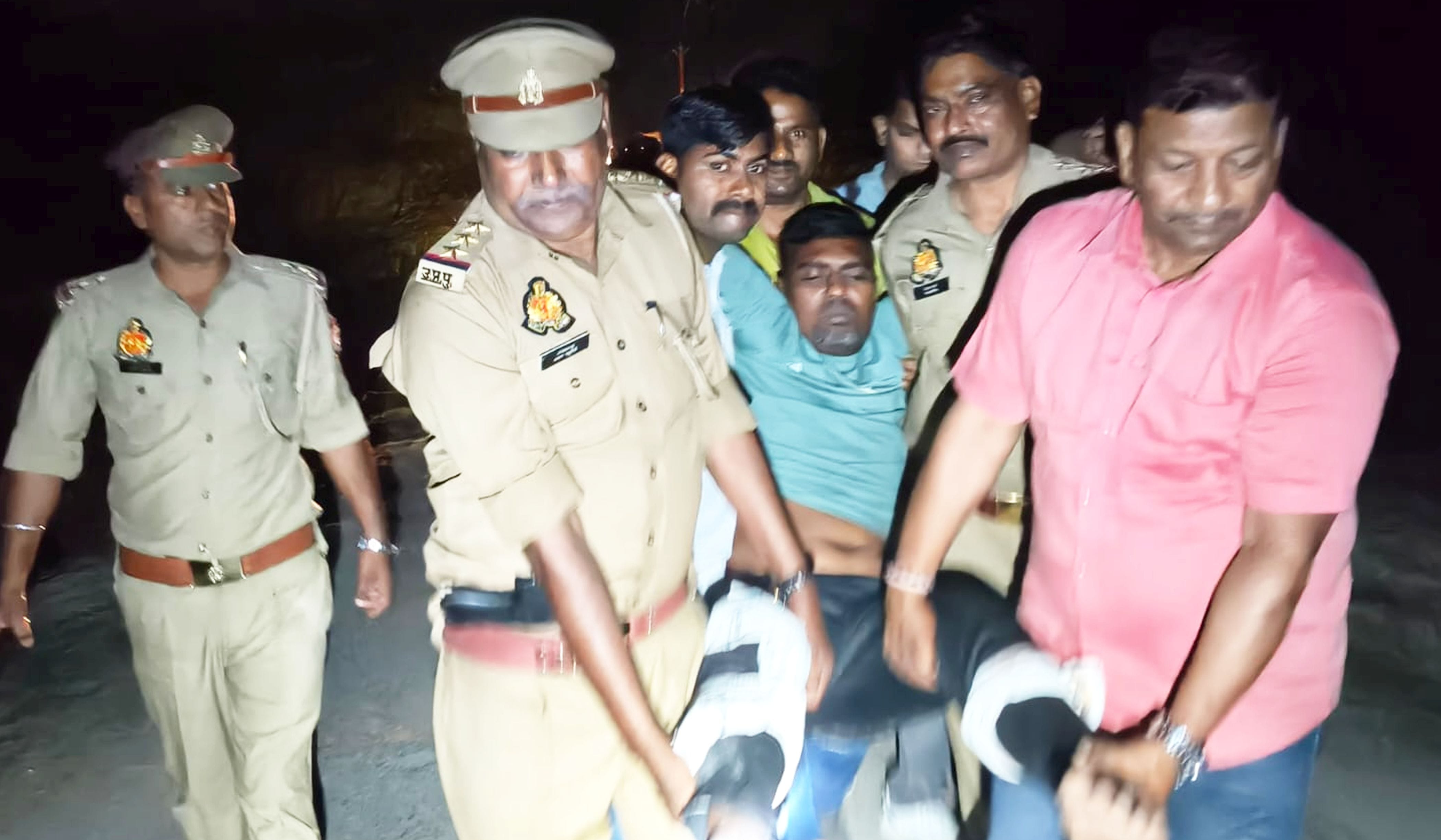 फोटो 31- मुठभेड़ में घायल इनामी बबलू को लेकर जाती पुलिस