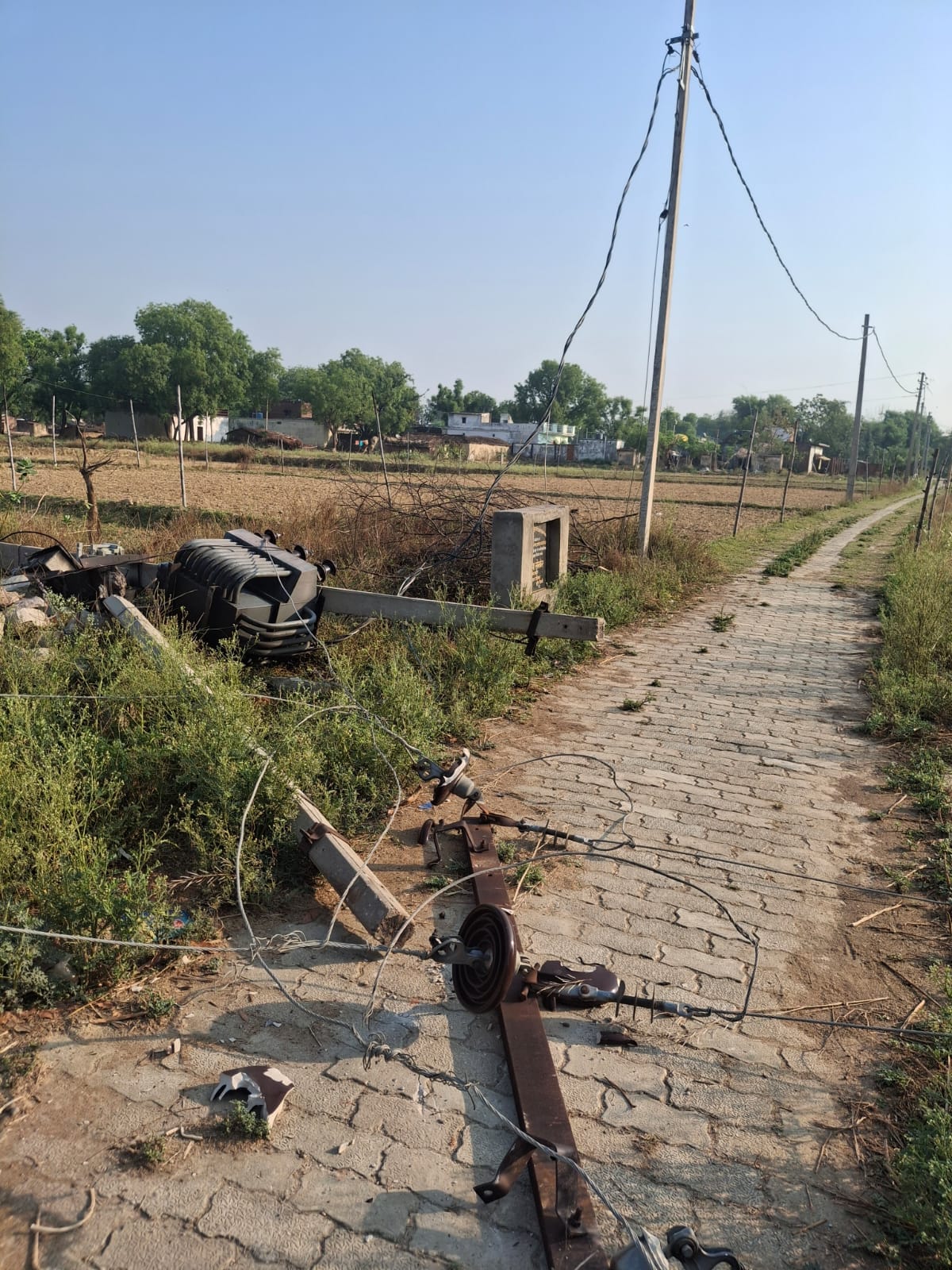 फोटो कैप्शन: मांडा बादपुर गांव में भूमि पर गिरा ट्रांसफार्मर व तार। फोटो कैप्शन: मांडा बादपुर गांव में भूमि पर गिरा ट्रांसफार्मर व तार।