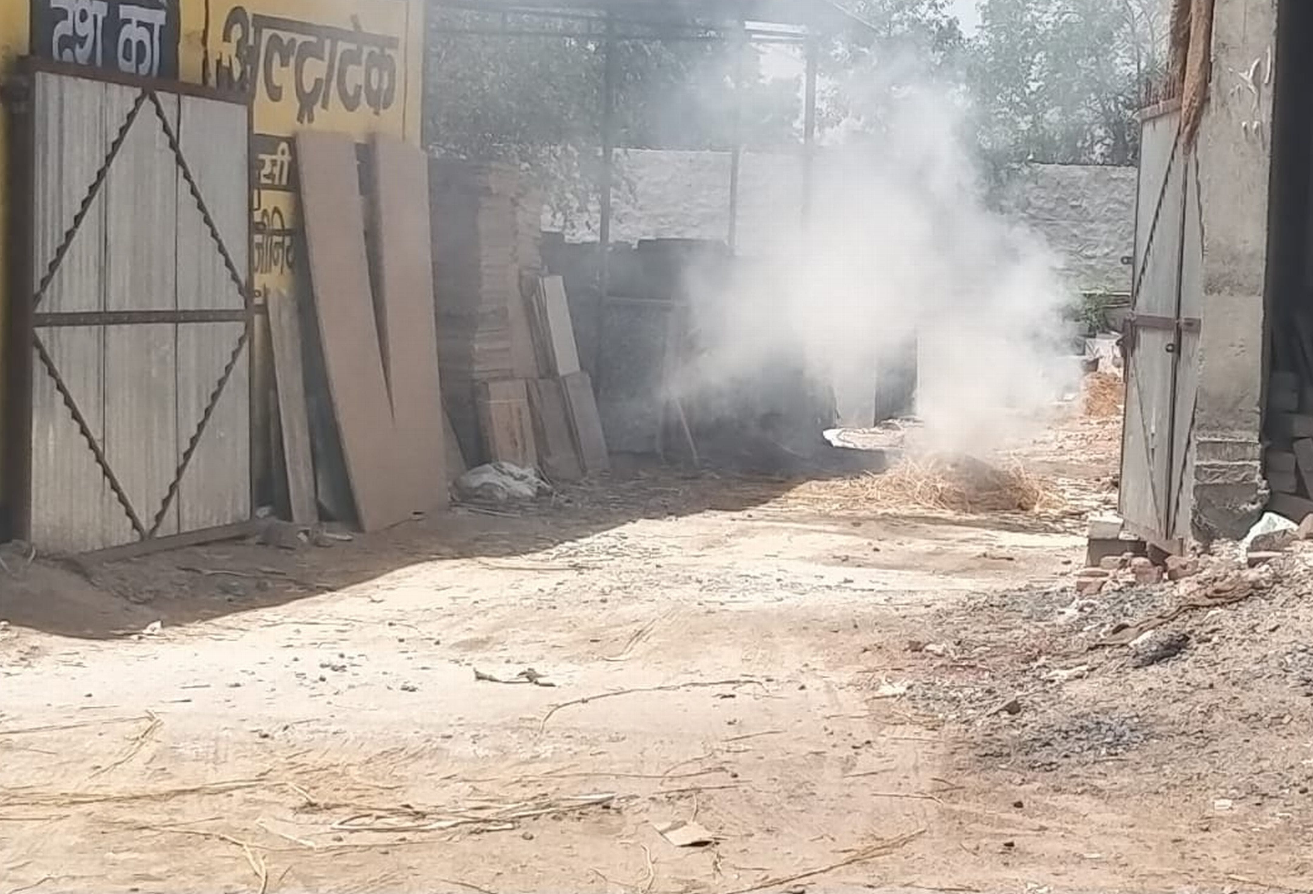 फोटो संख्या:59- सुबह 8:05 बजे डॉ. भीमराव आंबेडकर चौक पर दुकानदार की ओर से कूड़े के ढ़ेर में लगा फोटो संख्या:59- सुबह 8:05 बजे डॉ. भीमराव आंबेडकर चौक पर दुकानदार की ओर से कूड़े के ढ़ेर में लगा