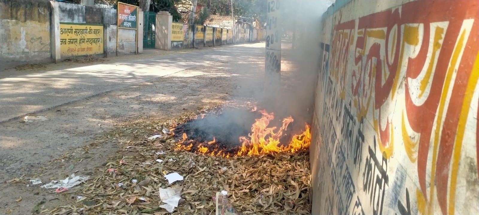 फोटो संख्या:59- सुबह 8:05 बजे डॉ. भीमराव आंबेडकर चौक पर दुकानदार की ओर से कूड़े के ढ़ेर में लगा फोटो संख्या:59- सुबह 8:05 बजे डॉ. भीमराव आंबेडकर चौक पर दुकानदार की ओर से कूड़े के ढ़ेर में लगा