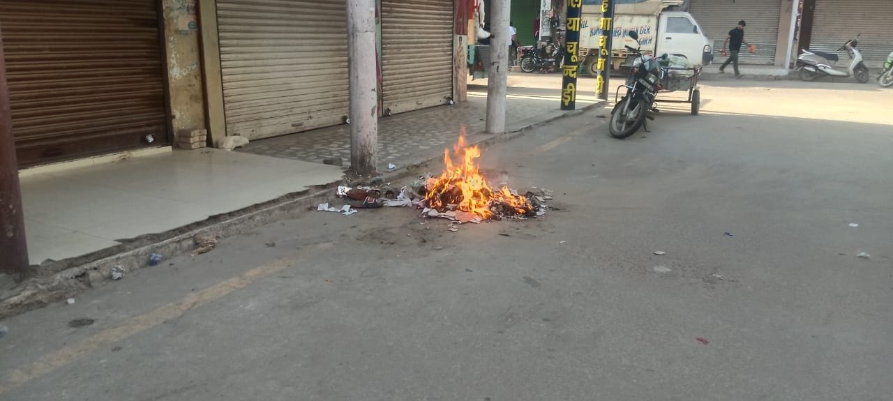 फोटो संख्या:59- सुबह 8:05 बजे डॉ. भीमराव आंबेडकर चौक पर दुकानदार की ओर से कूड़े के ढ़ेर में लगा फोटो संख्या:59- सुबह 8:05 बजे डॉ. भीमराव आंबेडकर चौक पर दुकानदार की ओर से कूड़े के ढ़ेर में लगा
