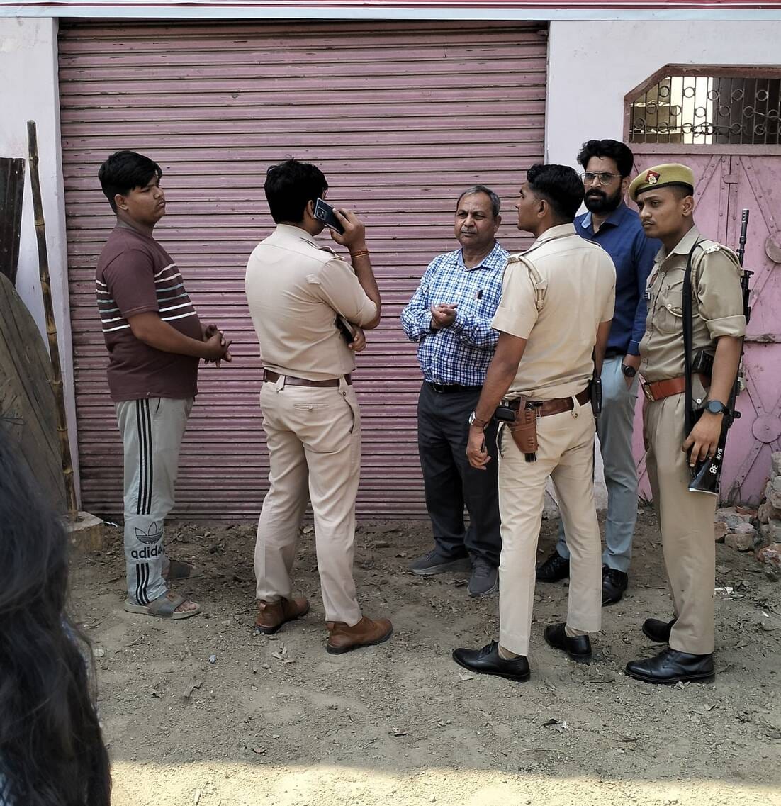 गुलावठी में जांच करती खाद्य विभाग की टीम। स्रोत : खाद्य विभाग