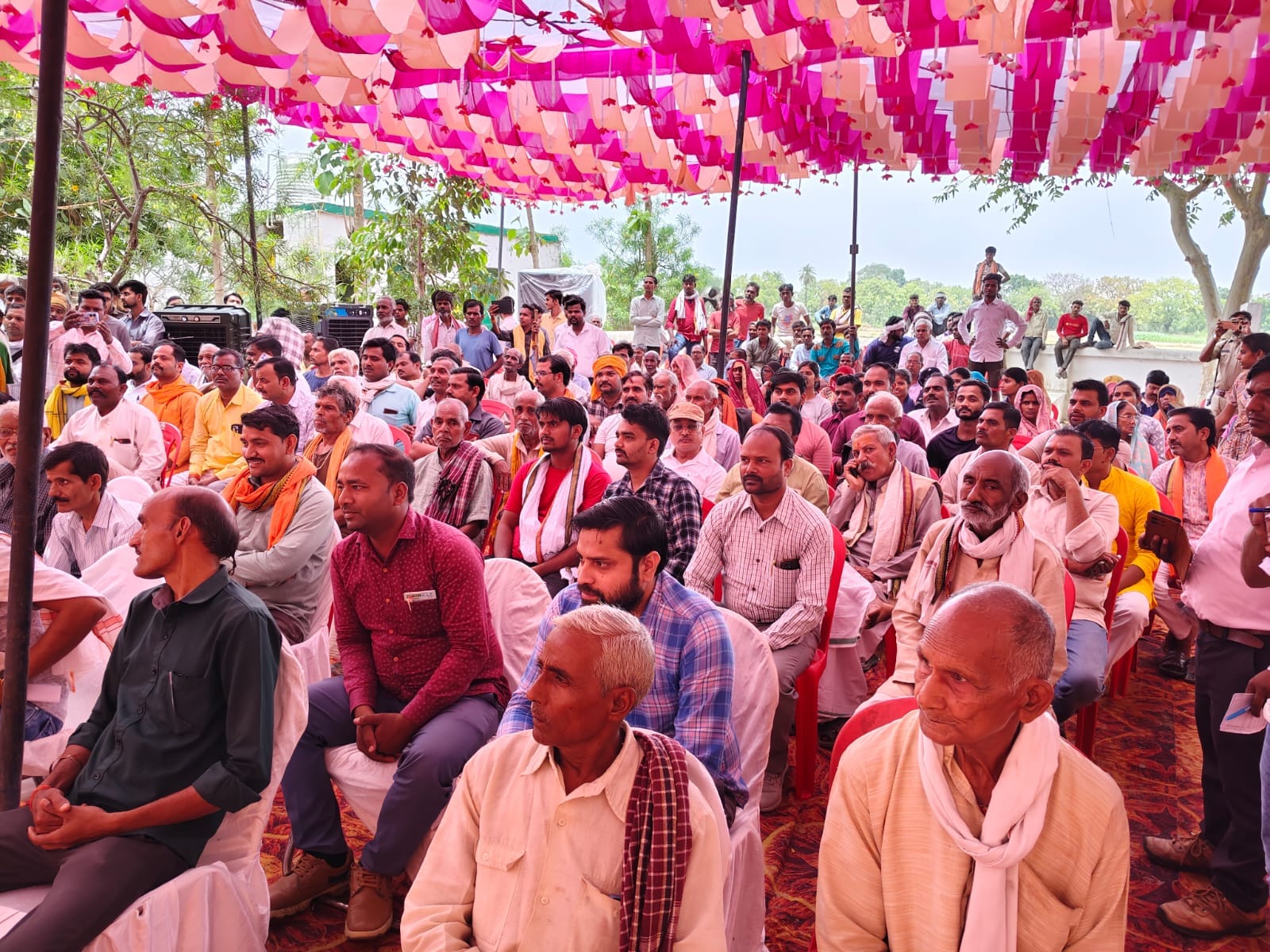 ग्राम चौपाल में गर्भवती महिला को पौष्टिक आहार वितरित करते डीएम डॉ. अमित पाल। स्रोत: प्रशासन ग्राम चौपाल में गर्भवती महिला को पौष्टिक आहार वितरित करते डीएम डॉ. अमित पाल। स्रोत: प्रशासन
