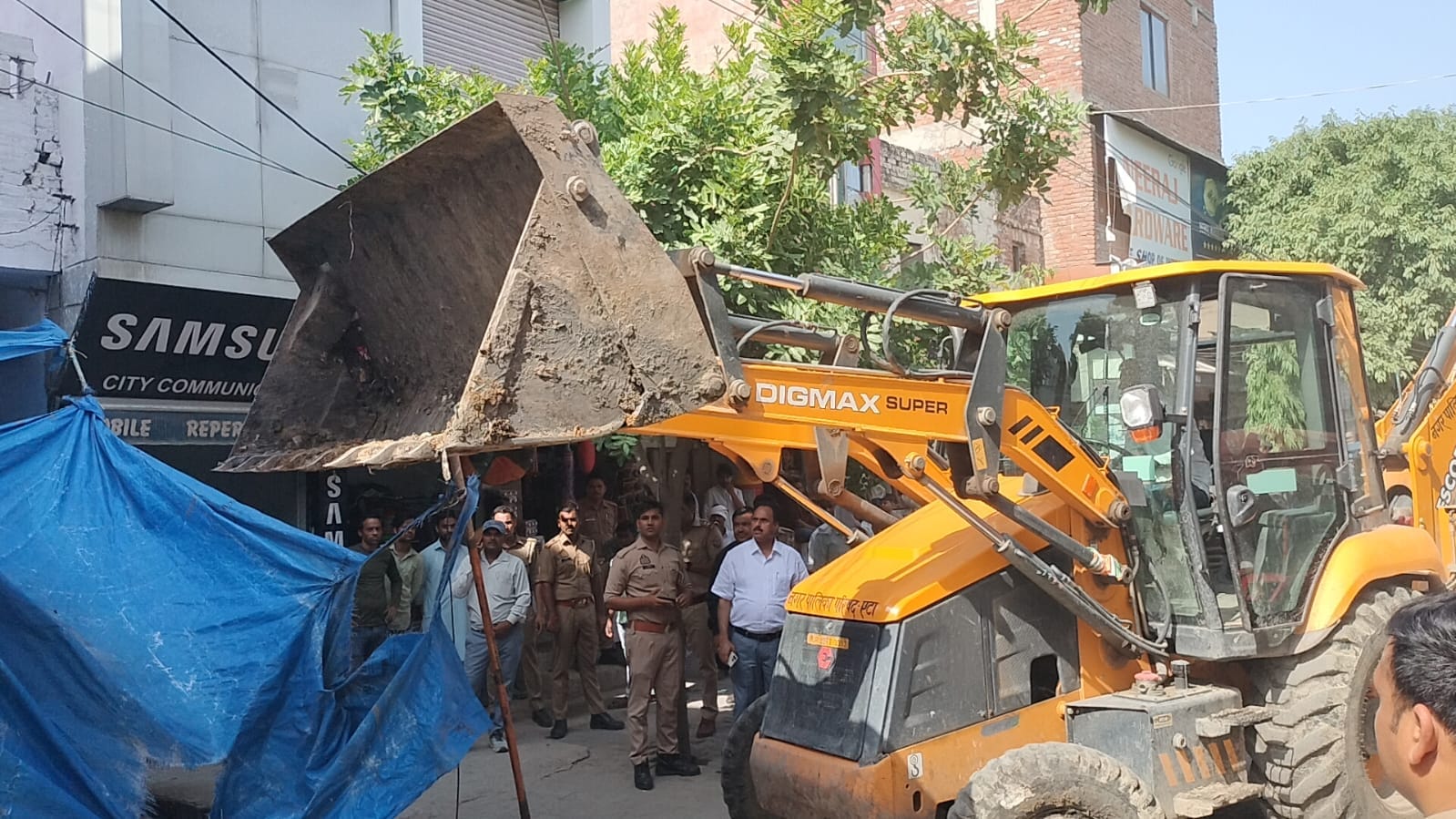गांधी मार्केट में अतिक्रमण के दौरान व्यापारियों से होती नोंकझोंक। संवाद